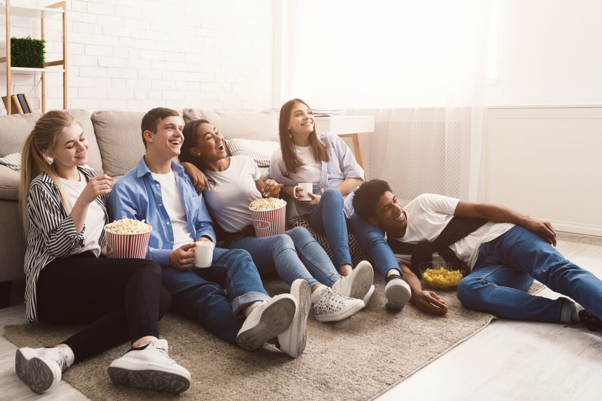 映画鑑賞をする学生