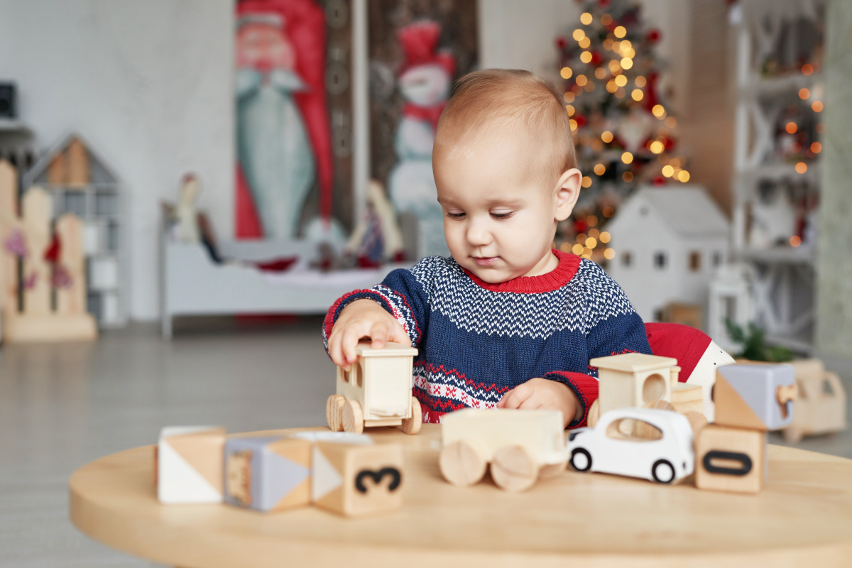 おもちゃで遊ぶ子供