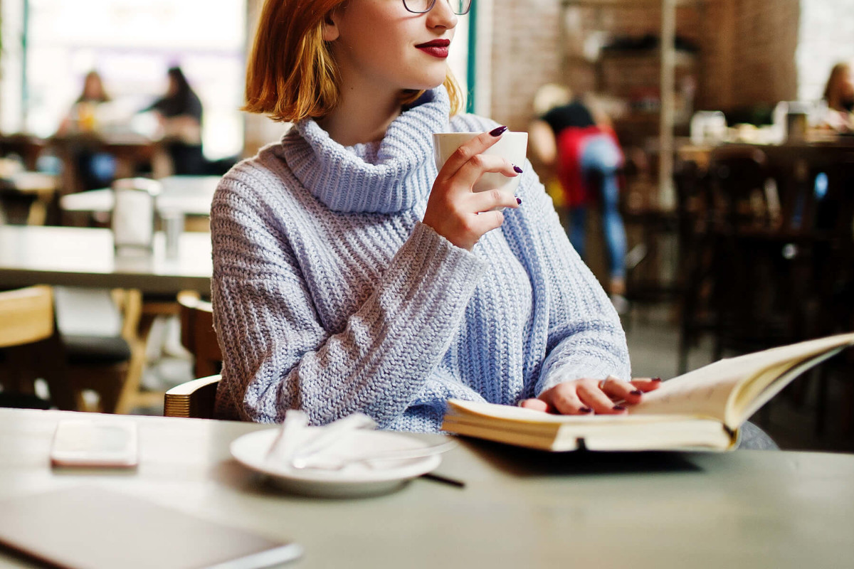 カフェで本を読む女性