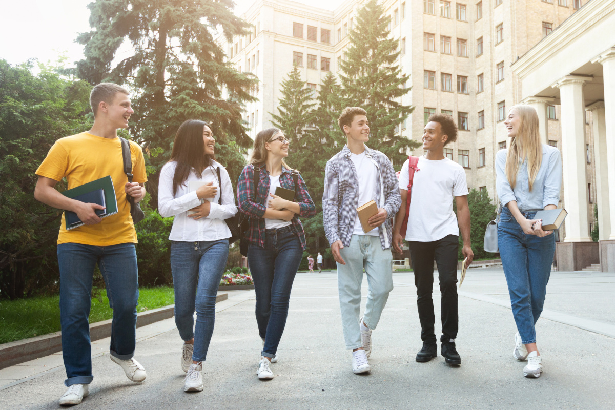 並んで話す学生